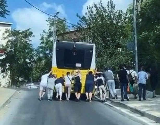 Foto - Otobüslerin yolda kaldığı İstanbul'da tramvay raydan çıktı
