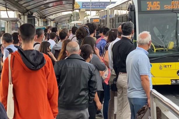 Foto - Otobüslerin yolda kaldığı İstanbul'da tramvay raydan çıktı