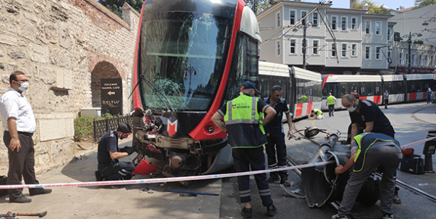 Otobüslerin yolda kaldığı İstanbul'da tramvay raydan çıktı