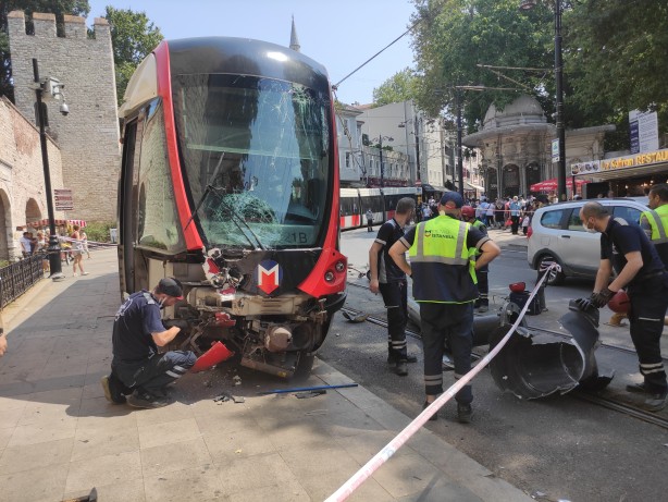 Foto - Otobüslerin yolda kaldığı İstanbul'da tramvay raydan çıktı