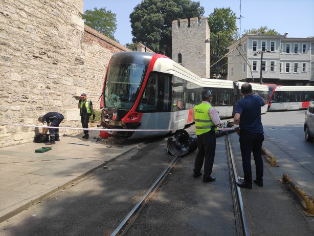 Foto - Otobüslerin yolda kaldığı İstanbul'da tramvay raydan çıktı