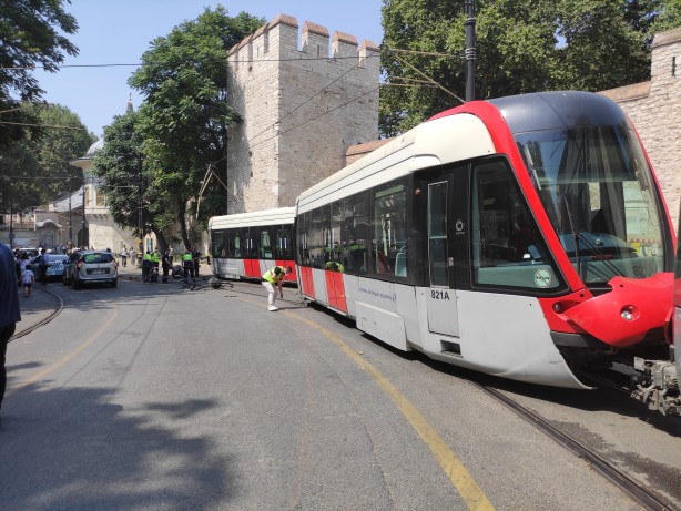Foto - Otobüslerin yolda kaldığı İstanbul'da tramvay raydan çıktı