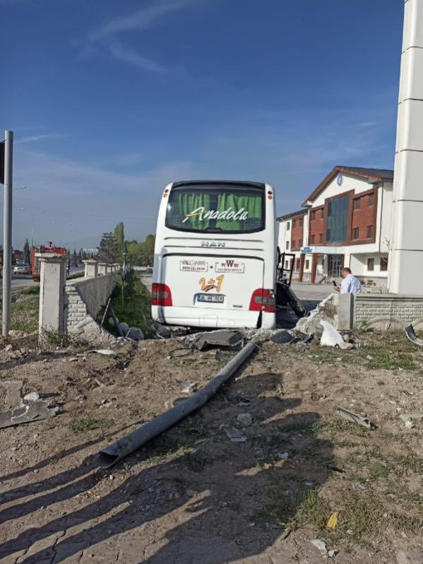 Foto - Otobüsün çarptığı otomobil ikiye bölündü