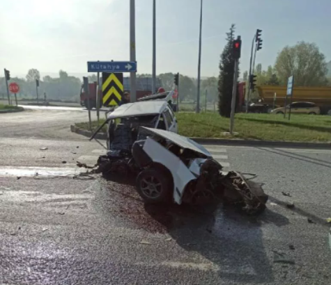Foto - Otobüsün çarptığı otomobil ikiye bölündü