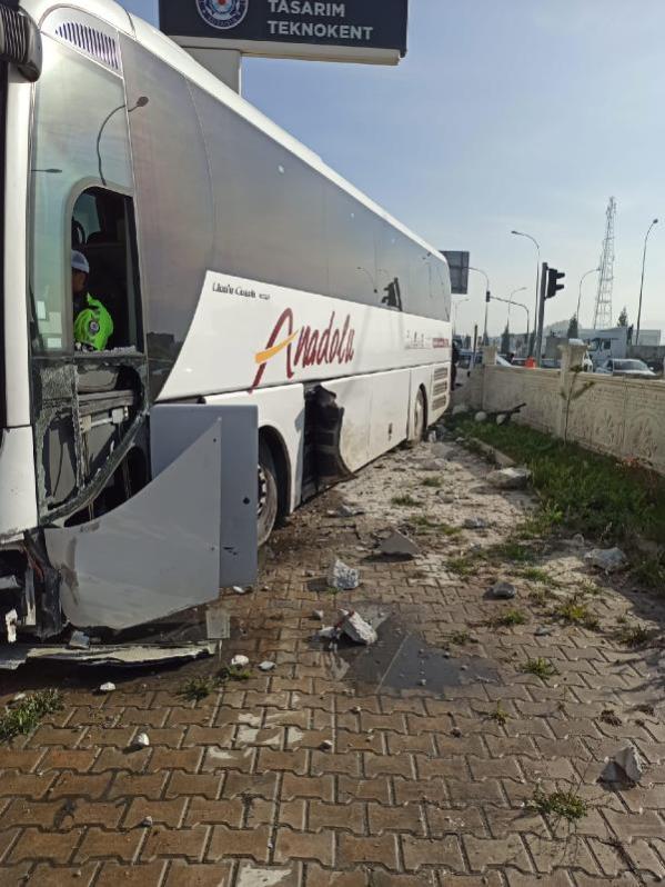 Foto - Otobüsün çarptığı otomobil ikiye bölündü