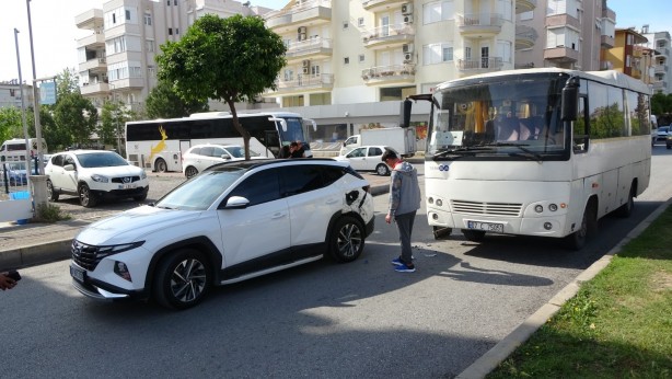 Foto - Otomatik kapısı açık seyreden servis otobüsü otomobile çarptı