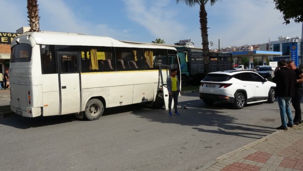 Foto - Otomatik kapısı açık seyreden servis otobüsü otomobile çarptı