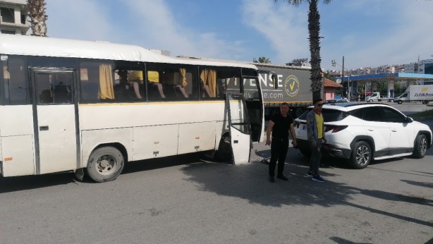 Foto - Otomatik kapısı açık seyreden servis otobüsü otomobile çarptı