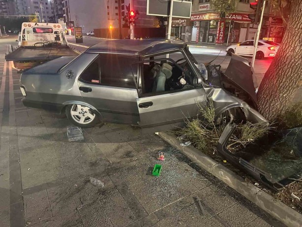 Foto - Otomobil ağaca çarptı! 4 kişi yaralandı