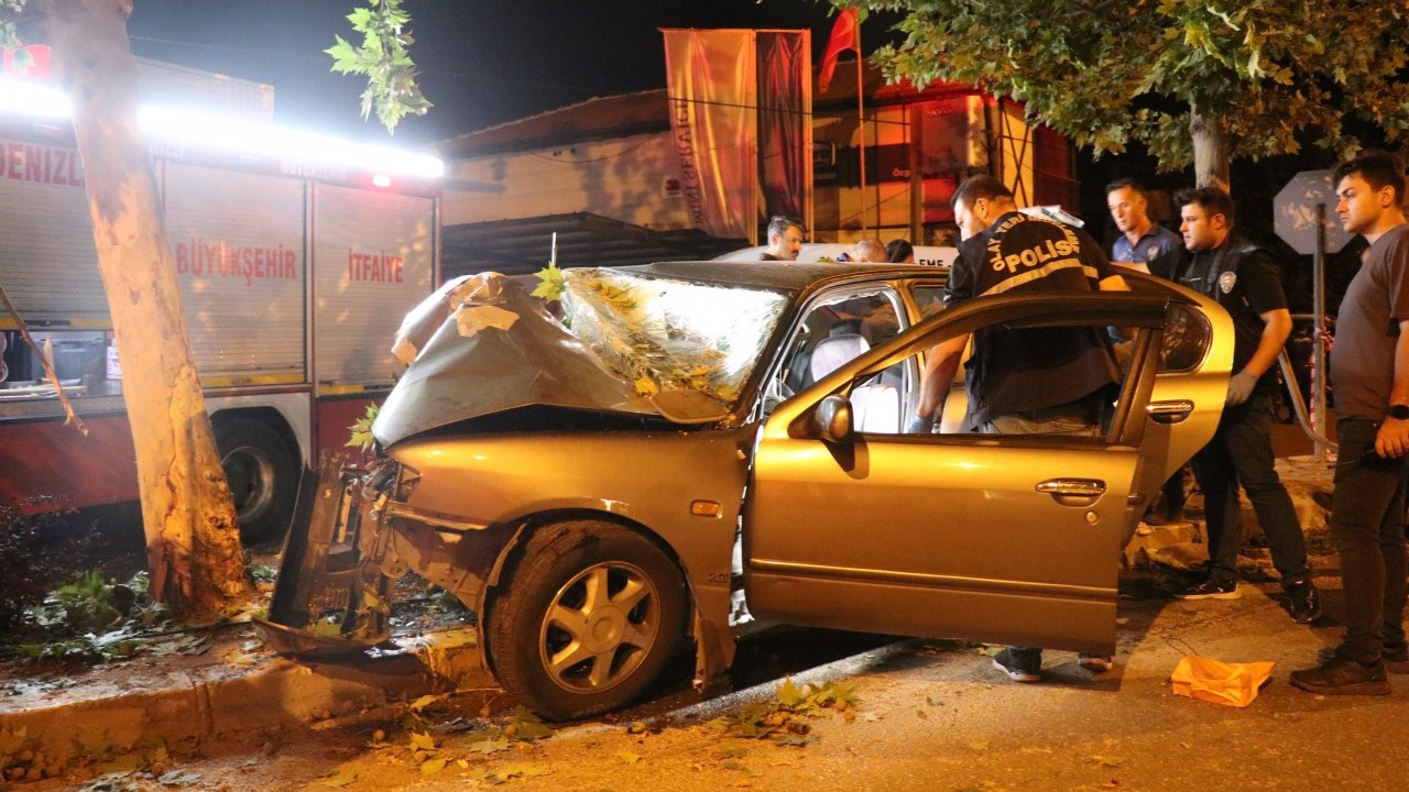 Foto - Otomobil ağaca ok gibi saplandı! 2 ölü 1 yaralı var
