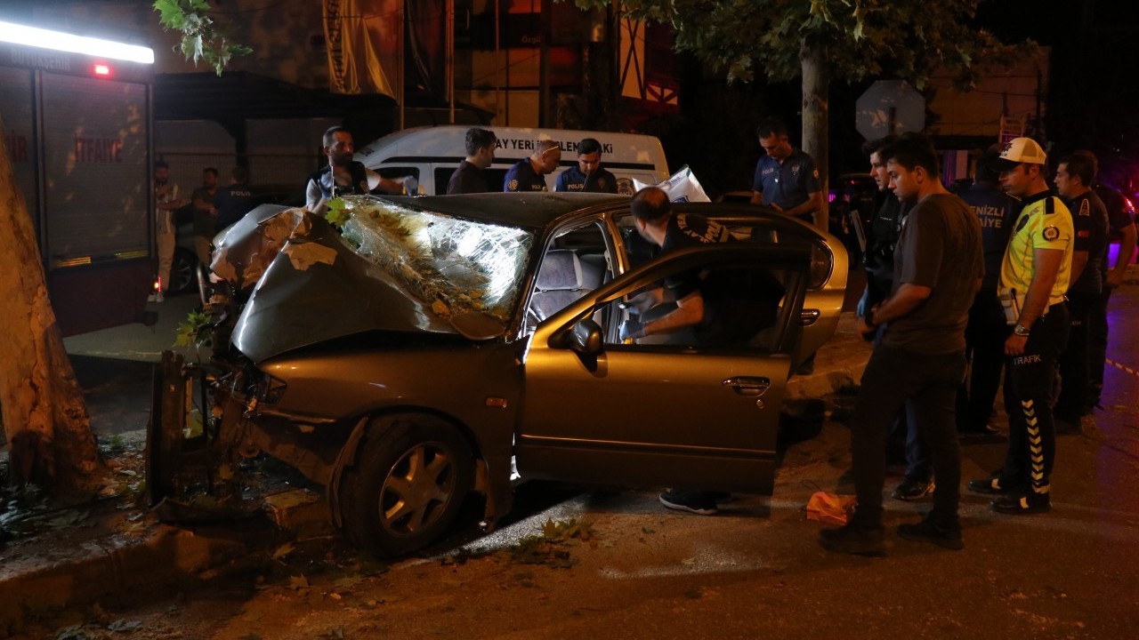 Foto - Otomobil ağaca ok gibi saplandı! 2 ölü 1 yaralı var