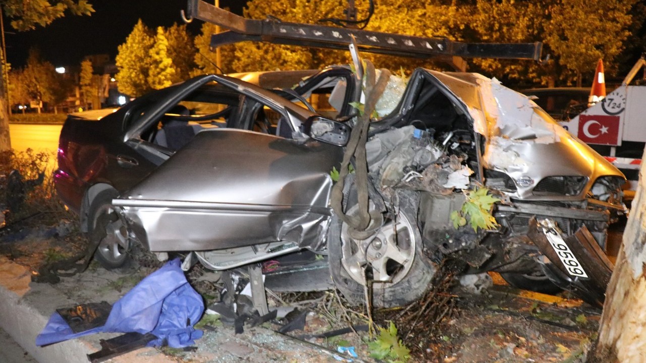 Foto - Otomobil ağaca ok gibi saplandı! 2 ölü 1 yaralı var