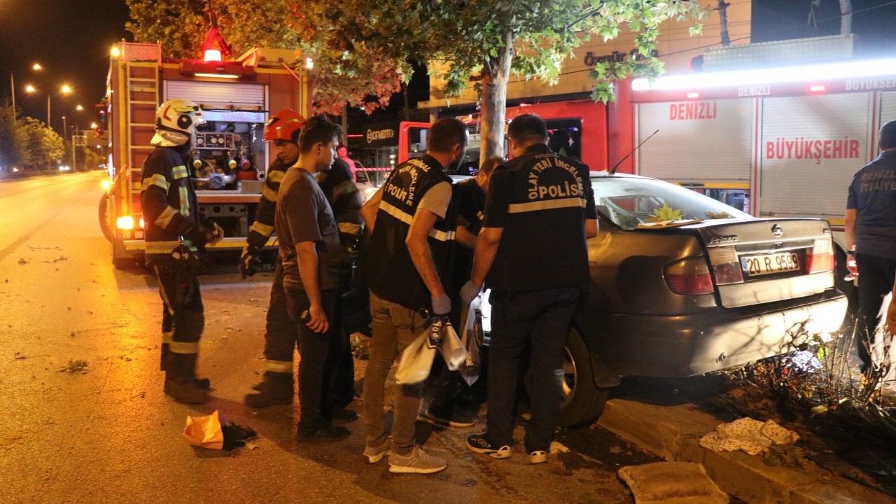 Foto - Otomobil ağaca ok gibi saplandı! 2 ölü 1 yaralı var