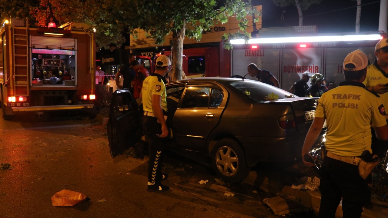 Foto - Otomobil ağaca ok gibi saplandı! 2 ölü 1 yaralı var