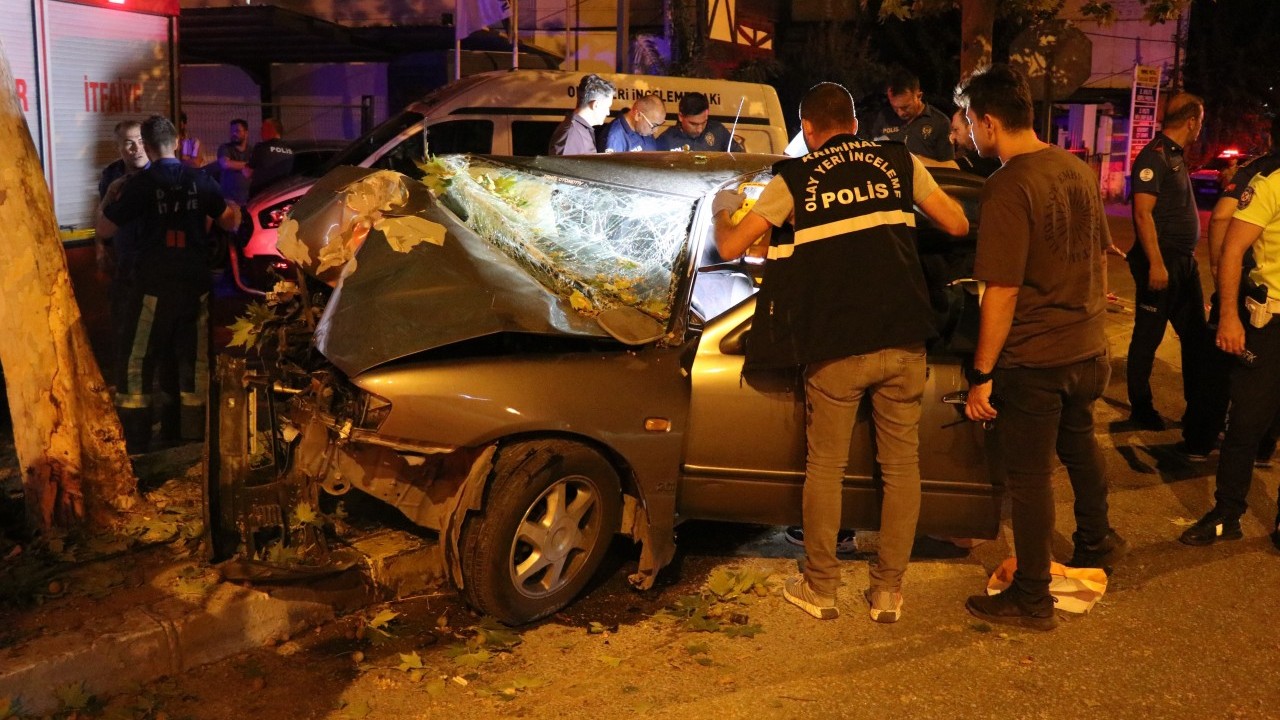 Otomobil ağaca ok gibi saplandı! 2 ölü 1 yaralı var