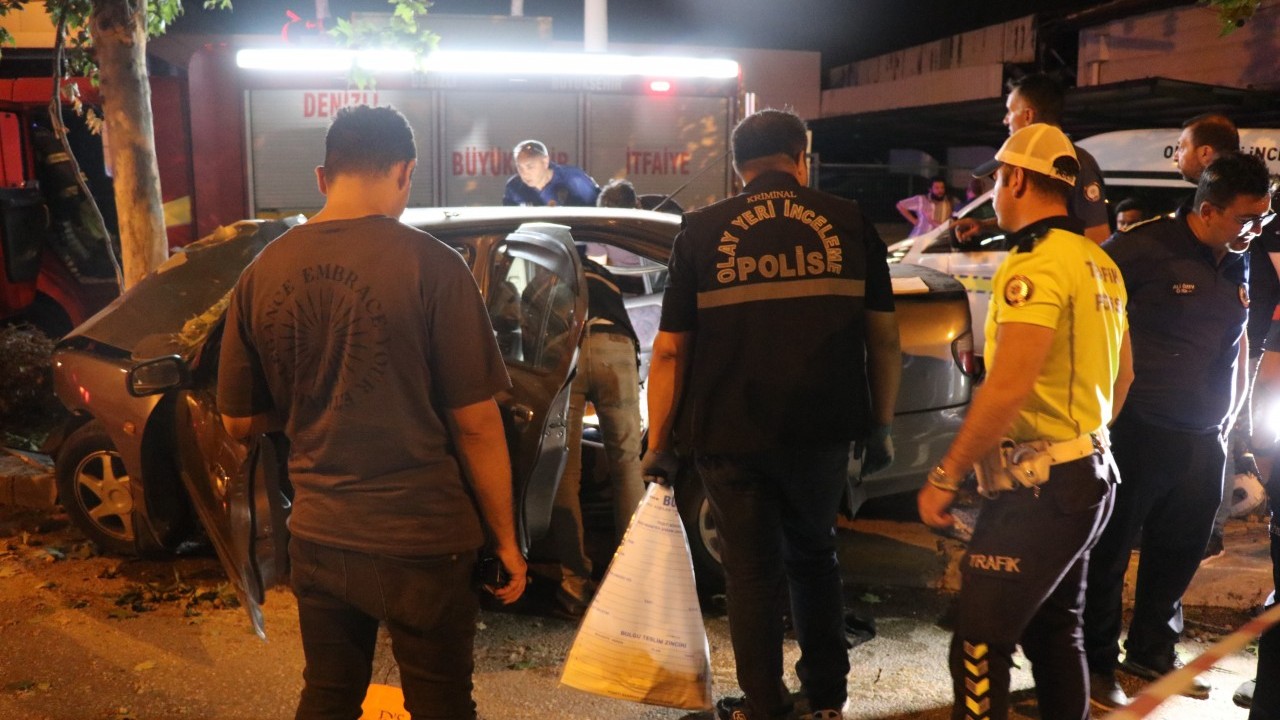 Foto - Otomobil ağaca ok gibi saplandı! 2 ölü 1 yaralı var