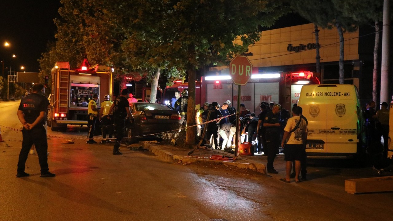 Foto - Otomobil ağaca ok gibi saplandı! 2 ölü 1 yaralı var