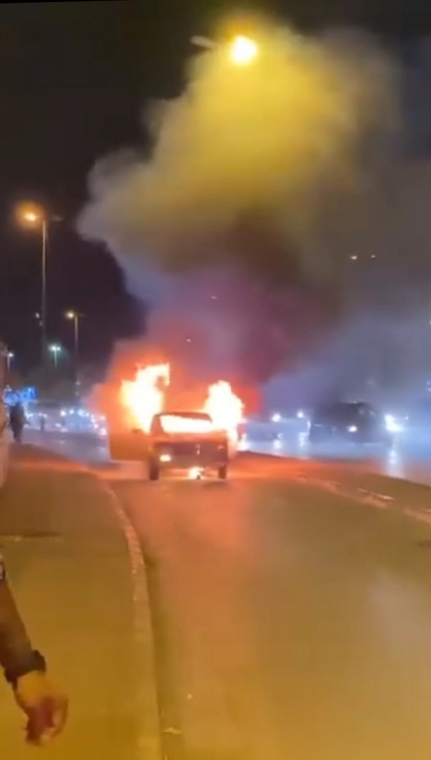 Foto - Otomobil alev alev yandı