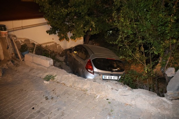 Foto - Otomobil bahçeye uçtu