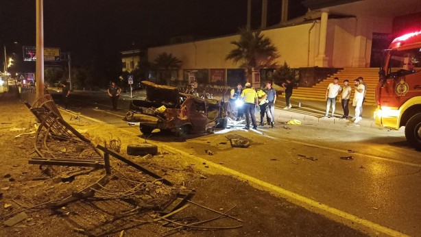 Foto - Otomobil bariyerlere çarptı