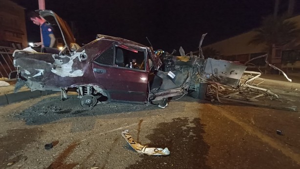 Foto - Otomobil bariyerlere çarptı