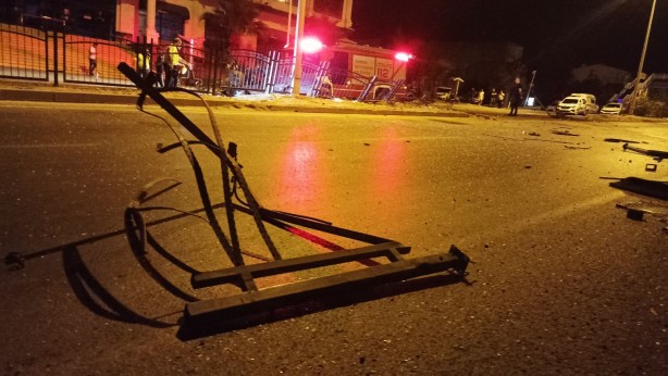 Foto - Otomobil bariyerlere çarptı