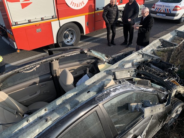 Foto - Otomobil bariyerlere ok gibi saplandı