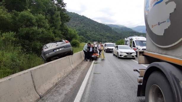 Foto - Otomobil beton bariyerlerin üzerine çıktı