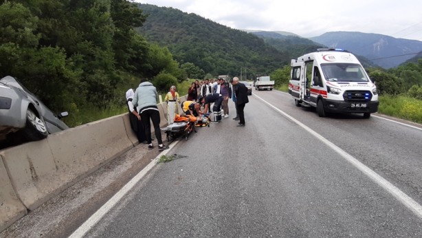 Foto - Otomobil beton bariyerlerin üzerine çıktı