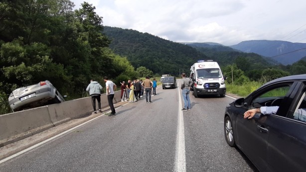 Foto - Otomobil beton bariyerlerin üzerine çıktı
