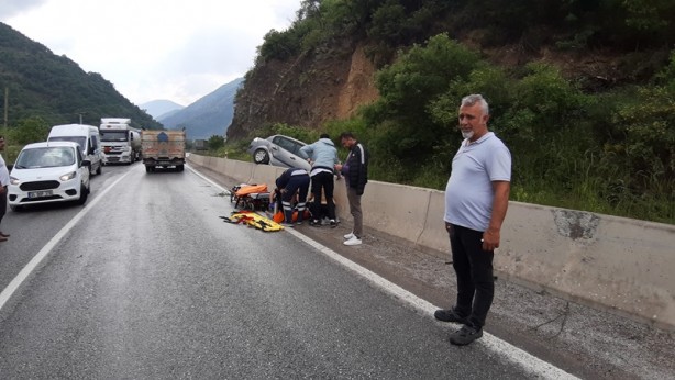 Foto - Otomobil beton bariyerlerin üzerine çıktı