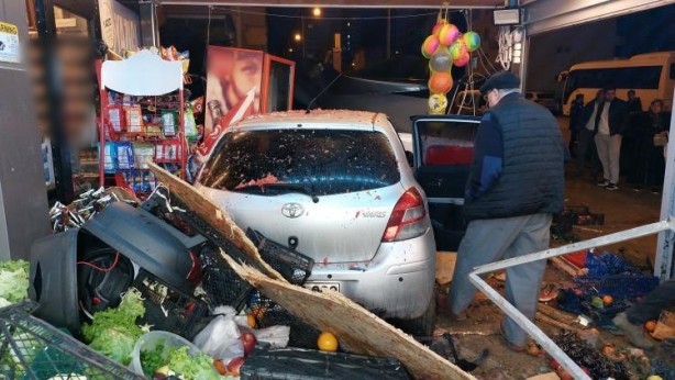 Foto - Otomobil bir dükkânın manav reyonuna böyle girdi