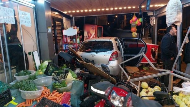 Foto - Otomobil bir dükkânın manav reyonuna böyle girdi