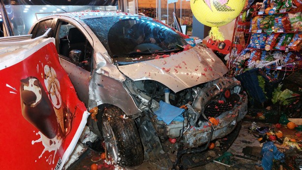 Otomobil bir dükkânın manav reyonuna böyle girdi