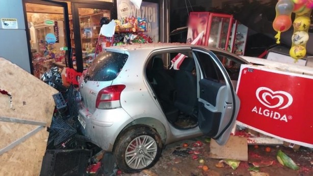 Foto - Otomobil bir dükkânın manav reyonuna böyle girdi