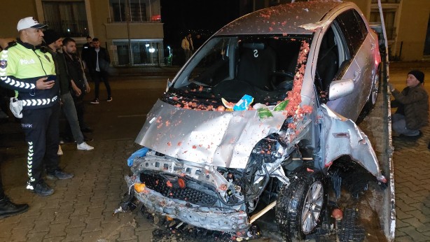 Foto - Otomobil bir dükkânın manav reyonuna böyle girdi