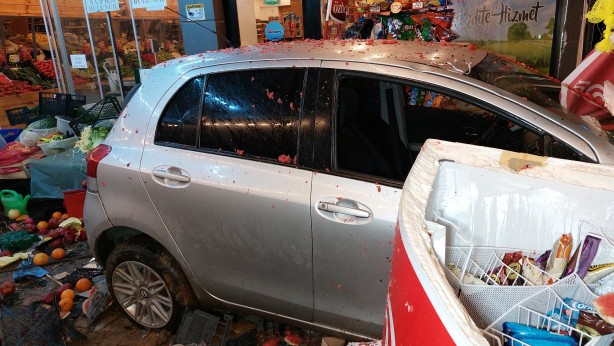 Foto - Otomobil bir dükkânın manav reyonuna böyle girdi