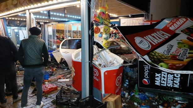 Foto - Otomobil bir dükkânın manav reyonuna böyle girdi