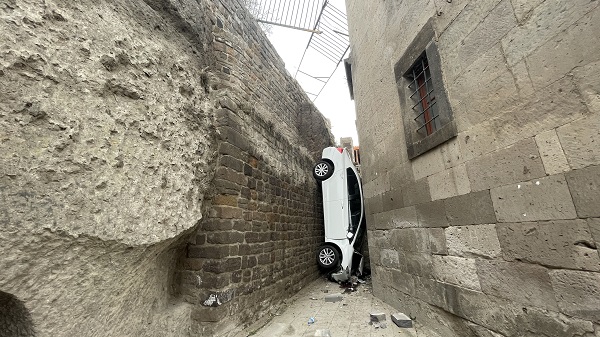 Otomobil cami ile istinat duvarı arasına düştü