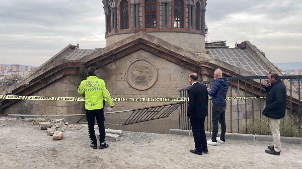 Foto - Otomobil cami ile istinat duvarı arasına düştü