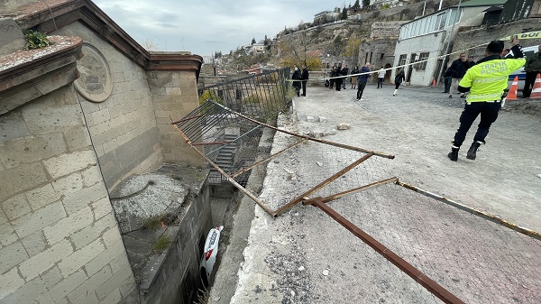 Foto - Otomobil cami ile istinat duvarı arasına düştü