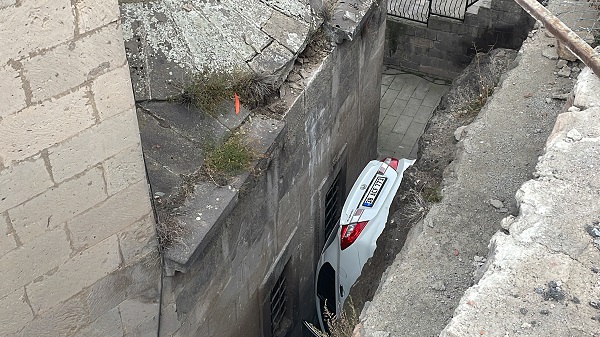 Foto - Otomobil cami ile istinat duvarı arasına düştü