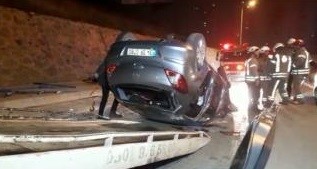 Foto - Otomobil demir parmaklıklara saplandı!