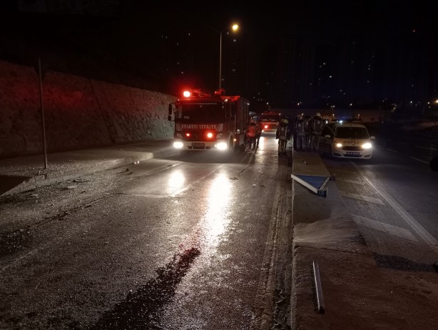 Foto - Otomobil demir parmaklıklara saplandı!