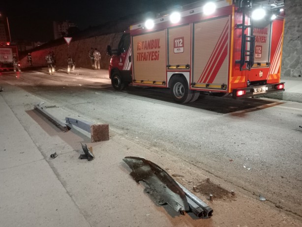 Otomobil demir parmaklıklara saplandı!