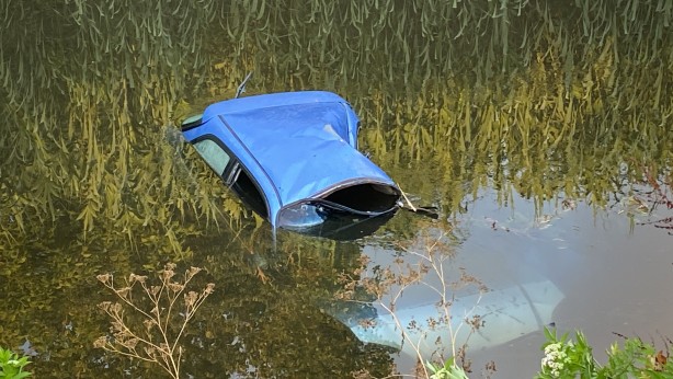 Foto - Otomobil dereye uçtu