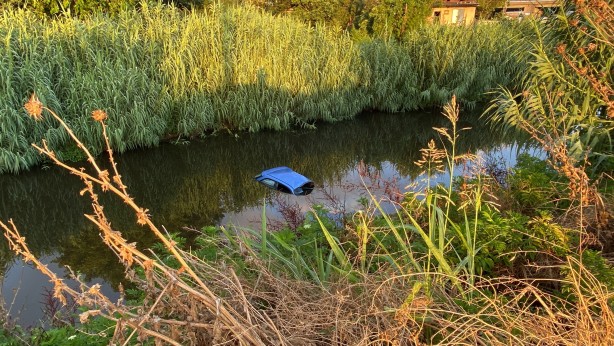 Foto - Otomobil dereye uçtu