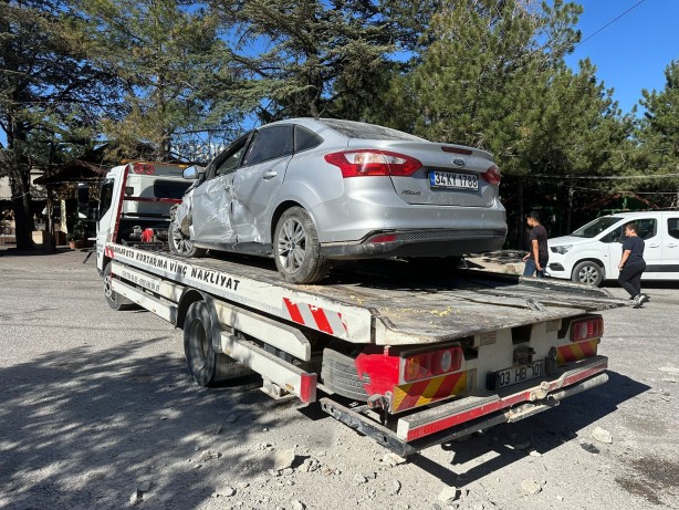 Otomobil dinlenme tesisinin bahçe duvarına çarptı, 2 kişi yaralandı