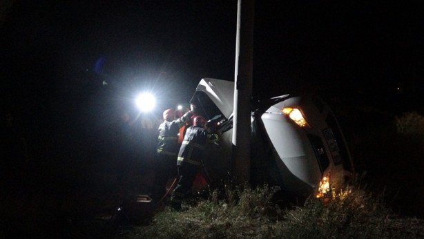 Otomobil elektrik direğine çarptı: 6 yaralı