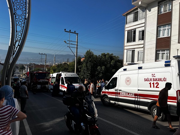 Foto - Otomobil evin bahçesine daldı: 2 yaralı